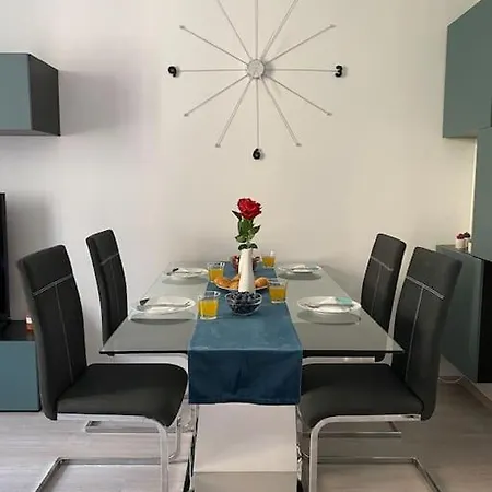 Apartment Center - Lovely And Spacious 2bdrm Split