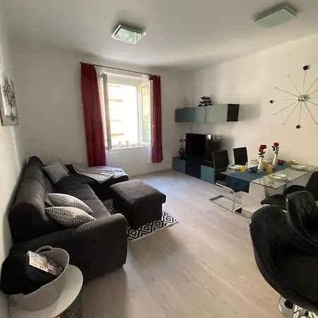 Center - Lovely And Spacious 2bdrm