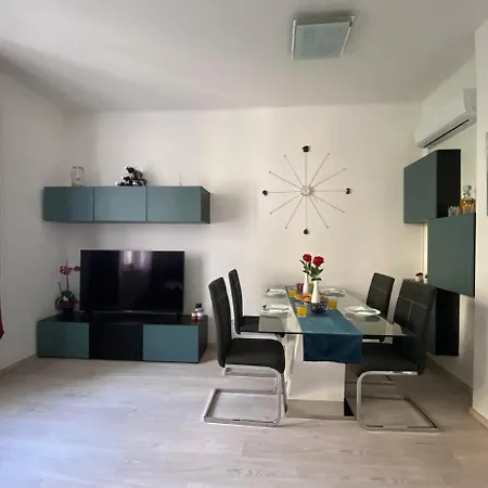 Apartment Center - Lovely And Spacious 2bdrm Split