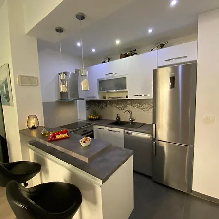 Center - Lovely And Spacious 2bdrm Apartment Split