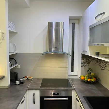 Center - Lovely And Spacious 2bdrm * Split