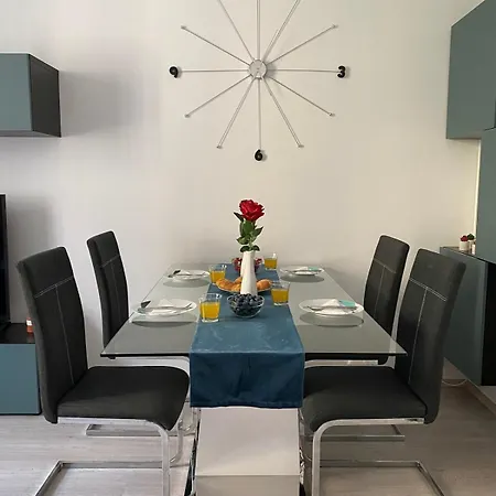 Center - Lovely And Spacious 2bdrm Split