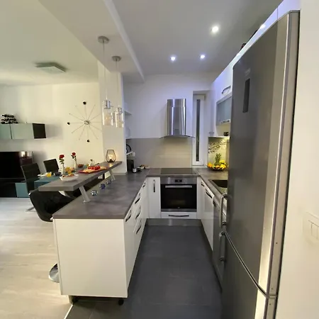 Center - Lovely And Spacious 2bdrm * Split