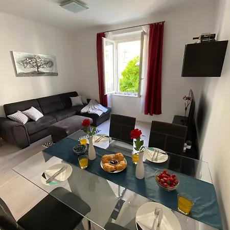 Center - Lovely And Spacious 2bdrm Apartment Split
