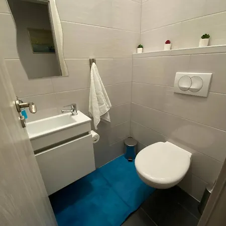 Center - Lovely And Spacious 2bdrm Apartment *