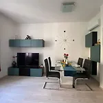 Center - Lovely And Spacious 2bdrm Apartmán *
