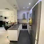 Center - Lovely And Spacious 2bdrm Apartmán *