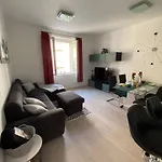 Center - Lovely And Spacious 2bdrm Split