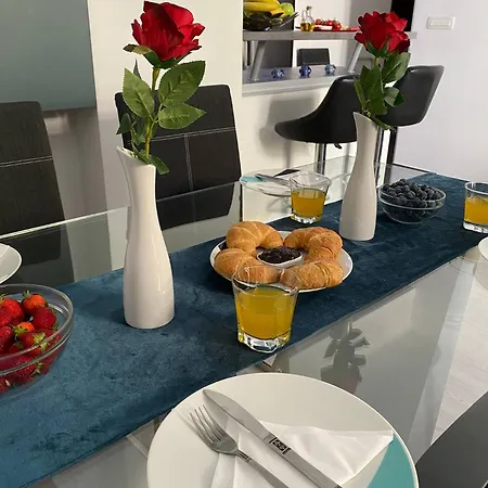 Center - Lovely And Spacious 2bdrm Сплит