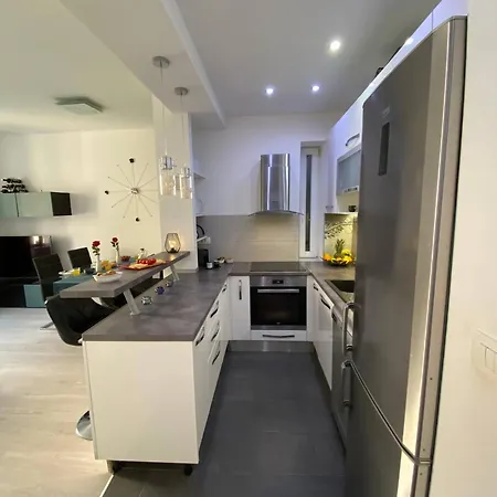 Center - Lovely And Spacious 2bdrm Апартаменты *