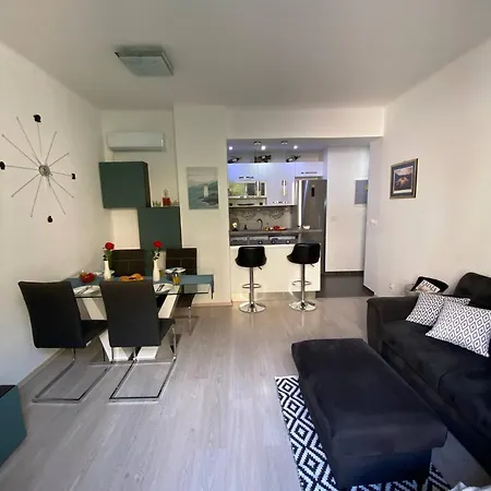 Апартаменты Center - Lovely And Spacious 2bdrm Сплит