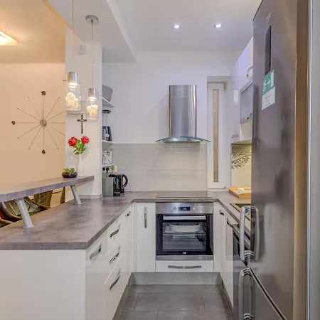 Center - Lovely And Spacious 2bdrm * Спліт