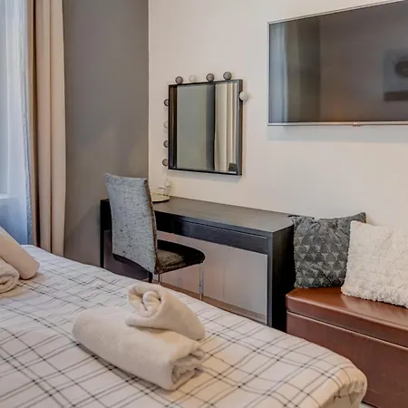 Center - Lovely And Spacious 2bdrm Апартаменти *