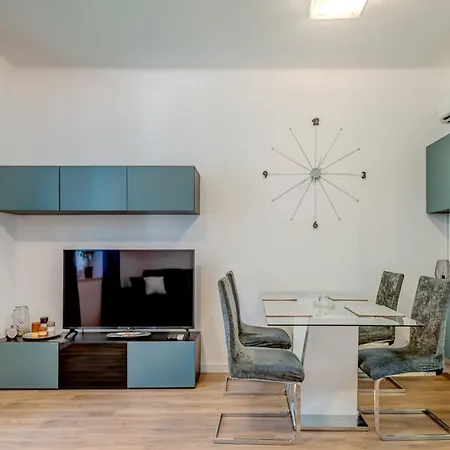 Апартаменти Center - Lovely And Spacious 2bdrm