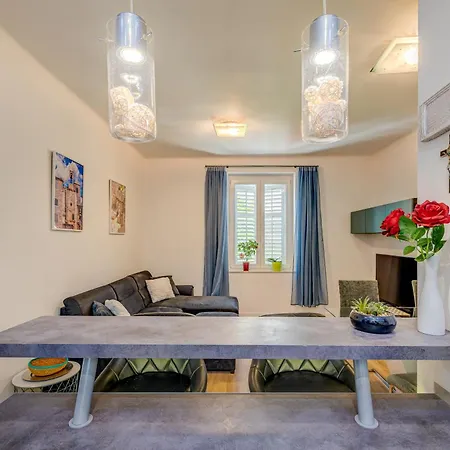 Апартаменти Center - Lovely And Spacious 2bdrm Спліт
