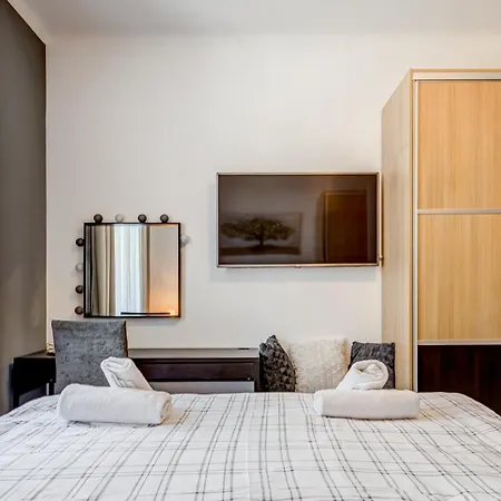 Апартаменти Center - Lovely And Spacious 2bdrm *