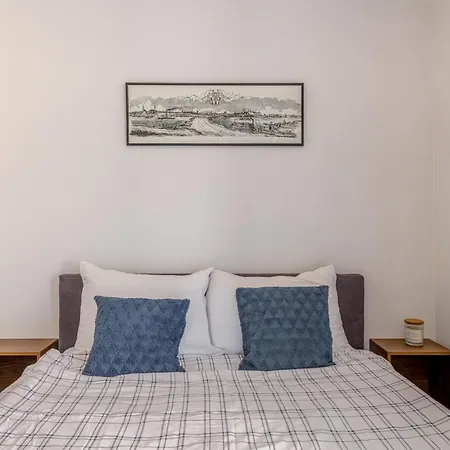 Center - Lovely And Spacious 2bdrm Апартаменти