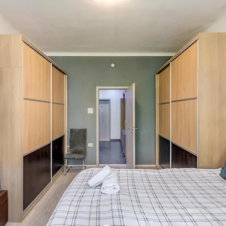 Center - Lovely And Spacious 2bdrm Апартаменти *