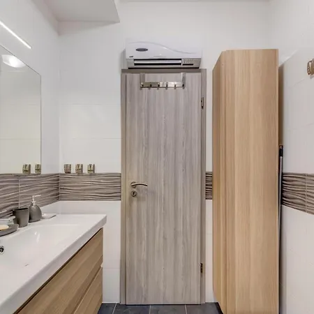 Center - Lovely And Spacious 2bdrm Апартаменти