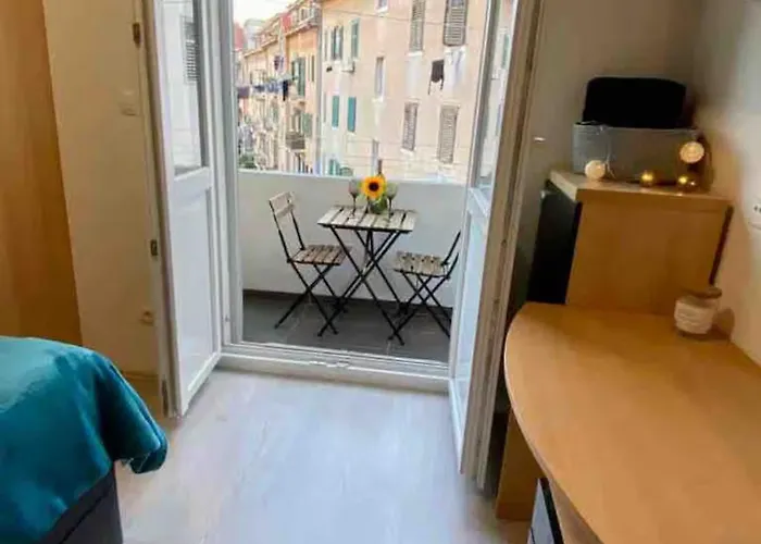 Center - Lovely And Spacious 2bdrm Apartmán *