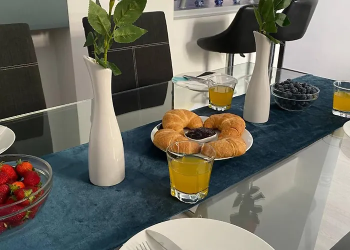 Center - Lovely And Spacious 2bdrm Сплит