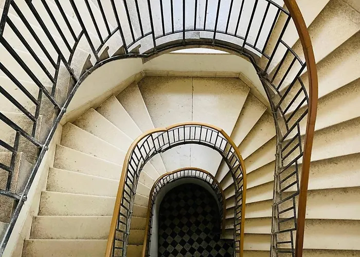 Center - Lovely And Spacious 2bdrm Split