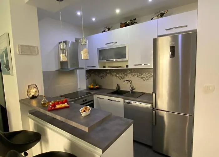 Center - Lovely And Spacious 2bdrm *