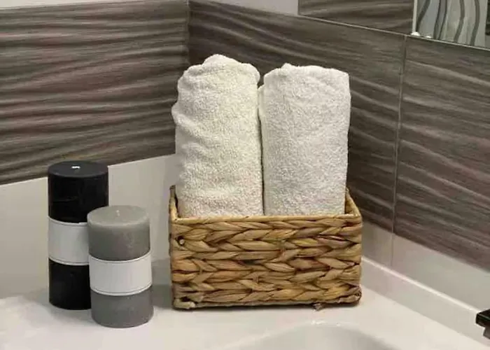 Center - Lovely And Spacious 2bdrm * Split