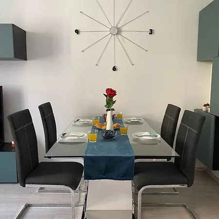 Center - Lovely And Spacious 2bdrm *