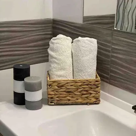 Center - Lovely And Spacious 2bdrm * Split